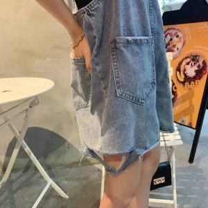 Salopette short jean femme déchirée de profil