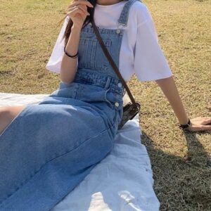 robe salopette en jean longue assise