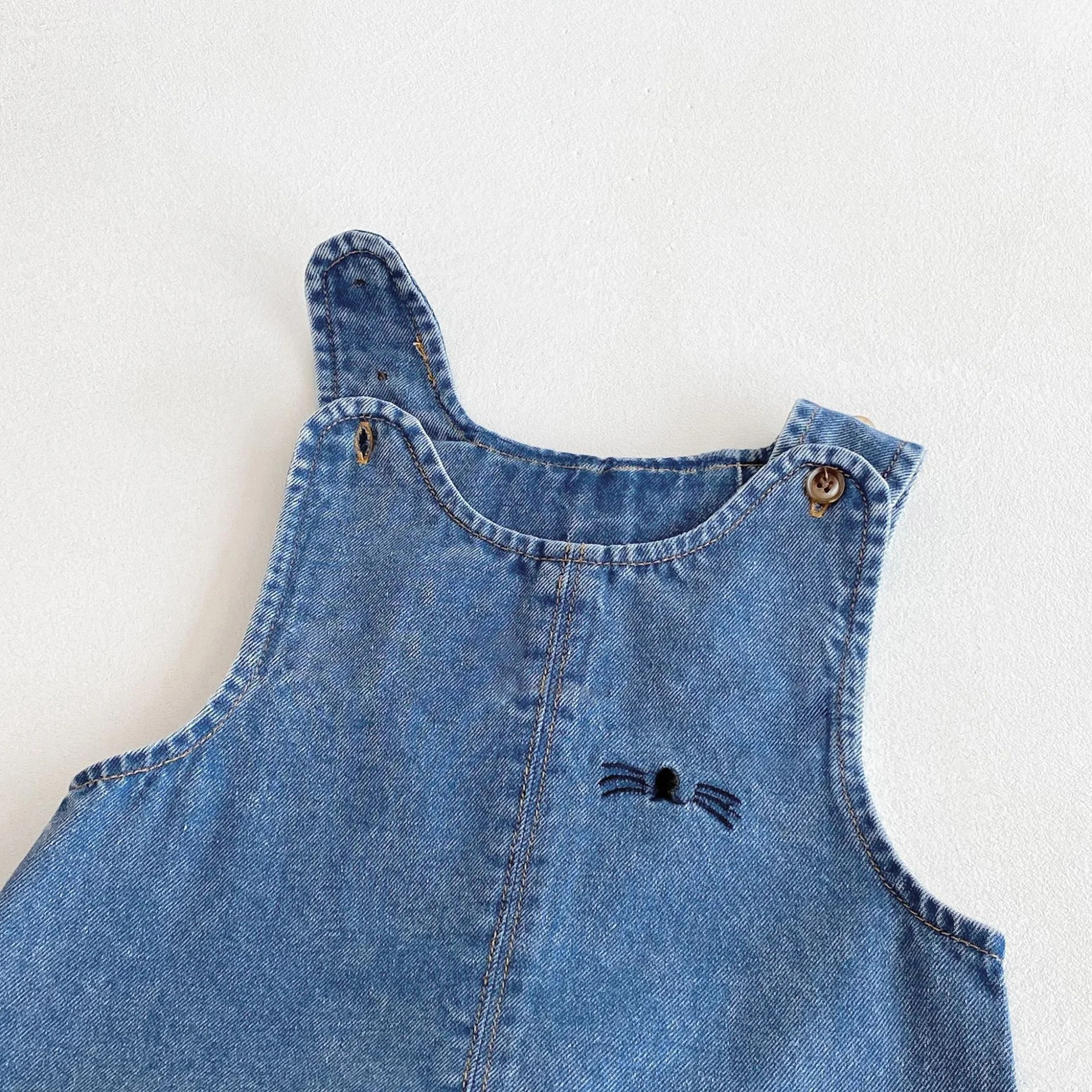 salopette jean bebe lapin détail boutons