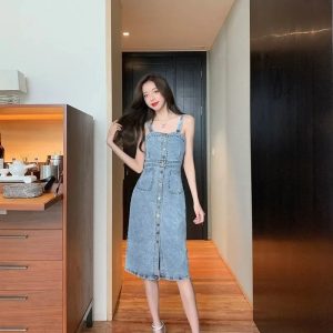 Robe salopette jean femme mi longue bleu clair de face