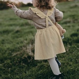 jupe salopette en velours pour fille beige de dos