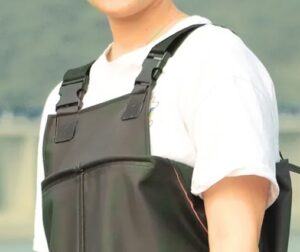 salopette de pêche antidérapante détail bretelles