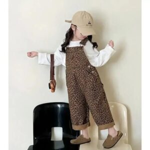 salopette leopard fille détail jambes