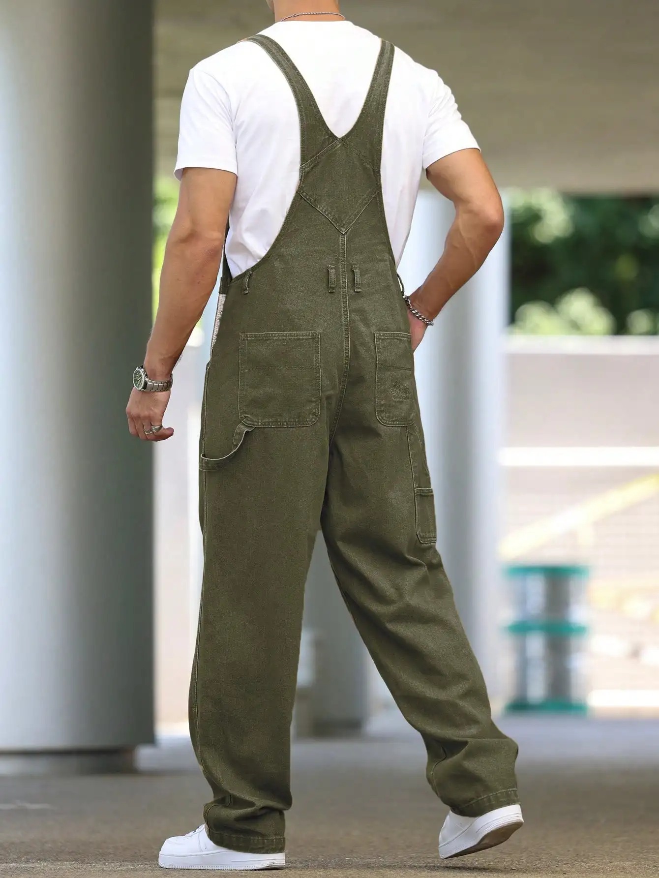 salopette jean large homme vert de dos