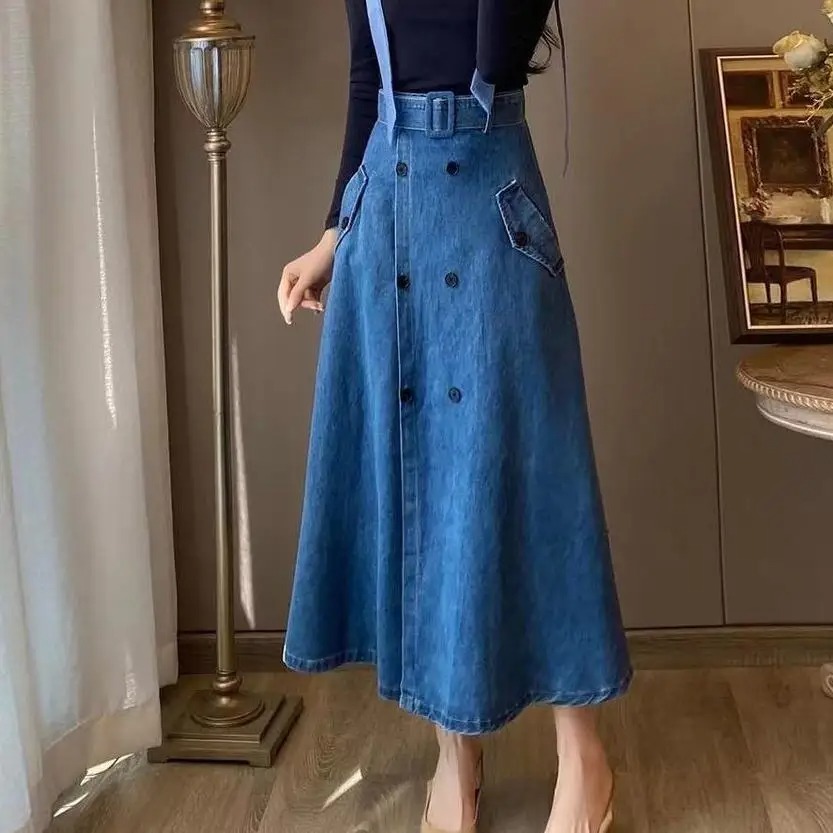 ensemble jupe salopette jean imitation bretelles détail motif